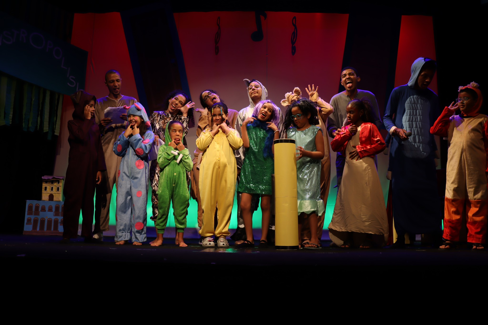 apresentacao-teatro-infantil-monstros-sa-2024.2-3